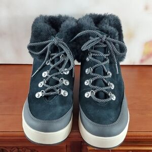 Koolaburra Black and Gray Winter Boots with Fur Lining - 11